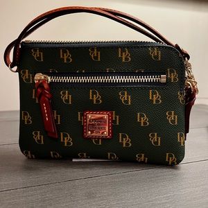DOONEY & BOURKE Gretta Zip Around Wristlet in RARE forest green. NWT
